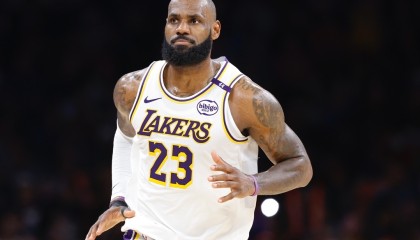 世界杯手机直播-弗莱：亚历山大肘击踢人还有罚球！詹姆斯根本没哨子！